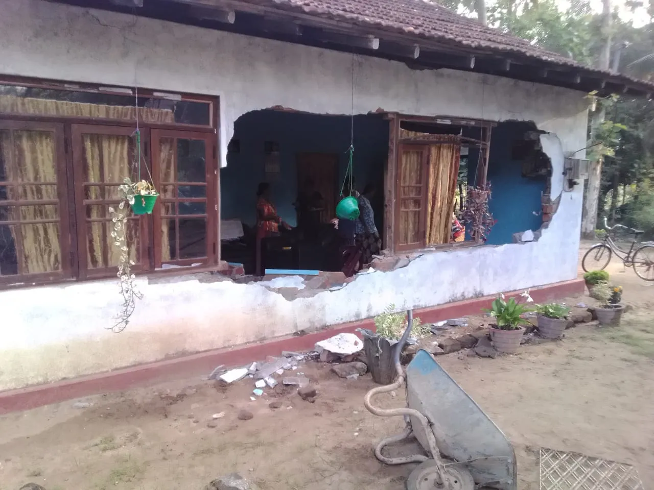 ගමකට අලි පනී නිවාස රැසකට හානී 7 නිරන්තර වන අලි රංචු මේ දිනවල 7