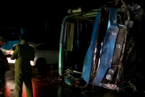 'ඒ' - 09 මාර්ගයේ සුඛෝපභෝගී බස් රථ අනතුරින් මිය ගිය අය අතර විශ්වවිද්යාල සිසුවියක් (ඡායාරූප) 11 02