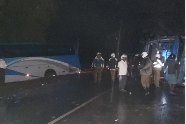 'ඒ' - 09 මාර්ගයේ සුඛෝපභෝගී බස් රථ අනතුරින් මිය ගිය අය අතර විශ්වවිද්යාල සිසුවියක් (ඡායාරූප) 9 03