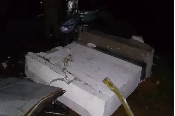 'ඒ' - 09 ප්රධාන මාර්ගයේ බස් රථයක් පෙරළී මාරක අනතුරක් (ඡායාරූප) 6 04