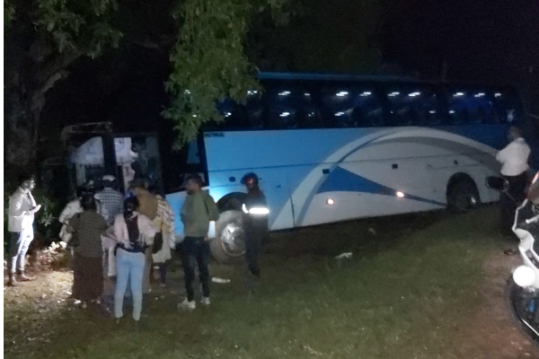 'ඒ' - 09 මාර්ගයේ සුඛෝපභෝගී බස් රථ අනතුරින් මිය ගිය අය අතර විශ්වවිද්යාල සිසුවියක් (ඡායාරූප) 8 05