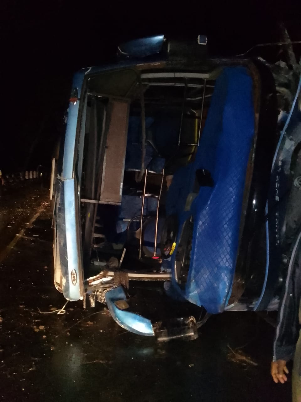 'ඒ' - 09 මාර්ගයේ සුඛෝපභෝගී බස් රථ අනතුරින් මිය ගිය අය අතර විශ්වවිද්යාල සිසුවියක් (ඡායාරූප) 5 1 2