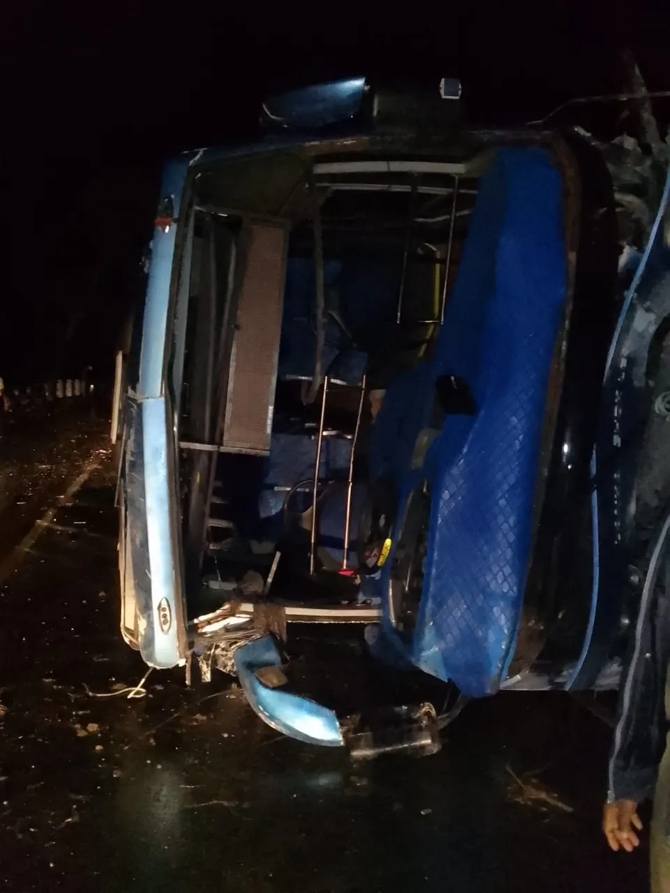 'ඒ' - 09 ප්රධාන මාර්ගයේ බස් රථයක් පෙරළී මාරක අනතුරක් (ඡායාරූප) 1 1 2