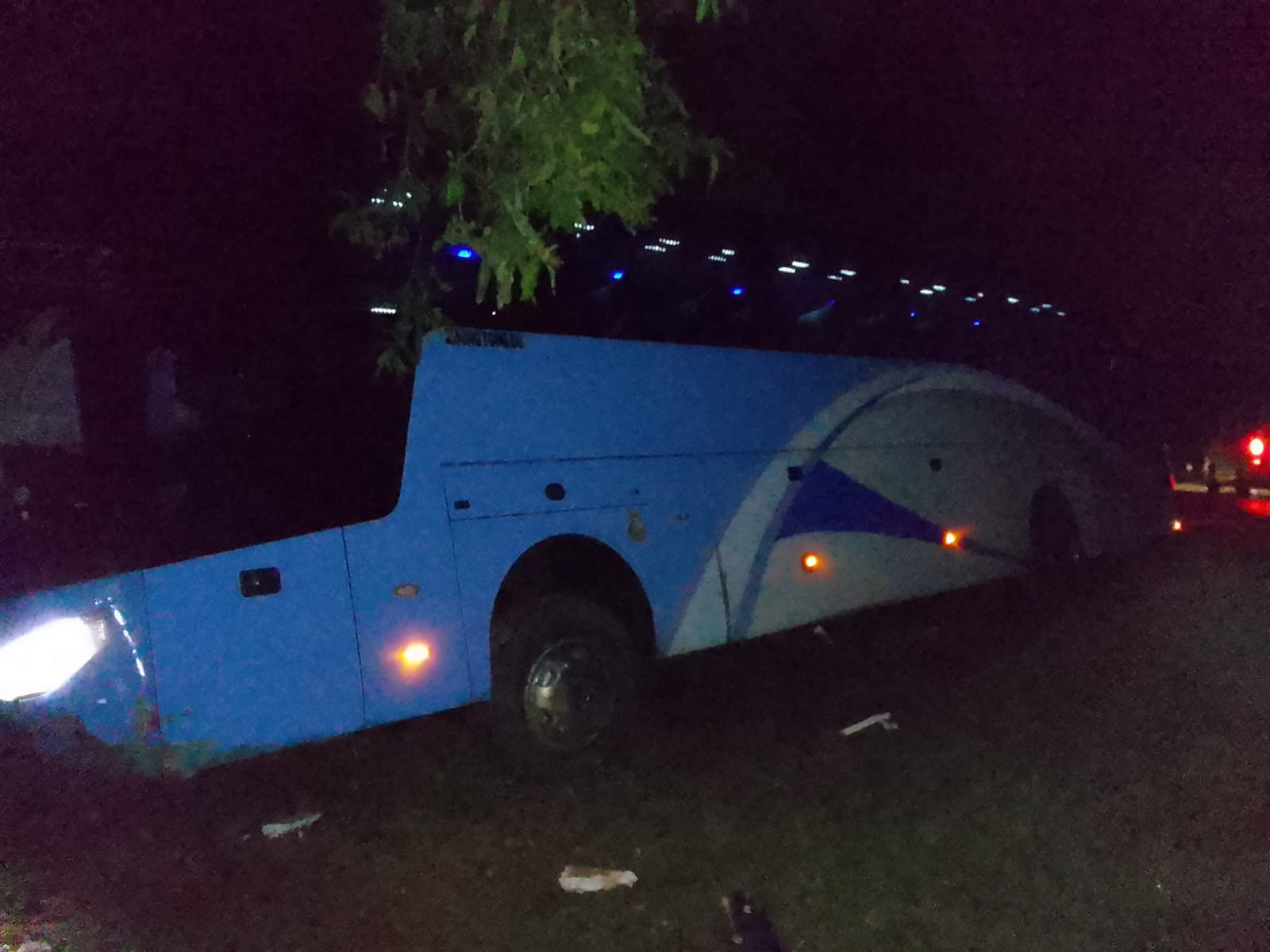 'ඒ' - 09 මාර්ගයේ සුඛෝපභෝගී බස් රථ අනතුරින් මිය ගිය අය අතර විශ්වවිද්යාල සිසුවියක් (ඡායාරූප) 6 1 6