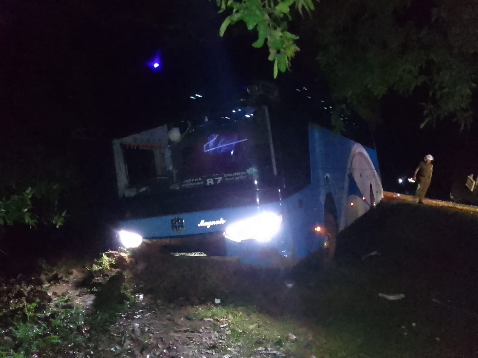 'ඒ' - 09 මාර්ගයේ සුඛෝපභෝගී බස් රථ අනතුරින් මිය ගිය අය අතර විශ්වවිද්යාල සිසුවියක් (ඡායාරූප) 7 1 8