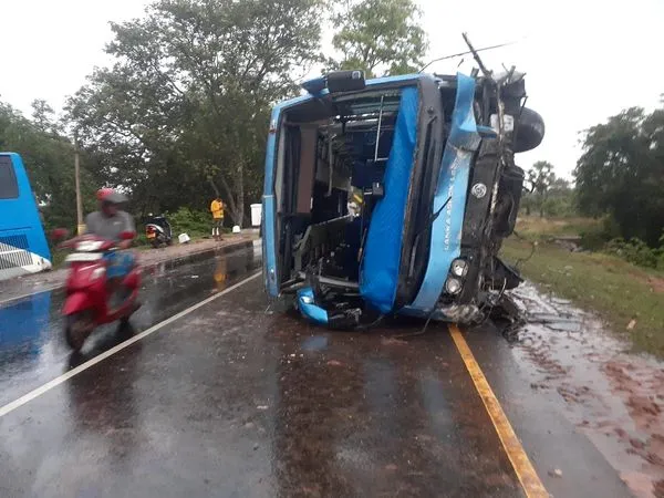 'ඒ' - 09 මාර්ගයේ සුඛෝපභෝගී බස් රථ අනතුරින් මිය ගිය අය අතර විශ්වවිද්යාල සිසුවියක් (ඡායාරූප) 4 A