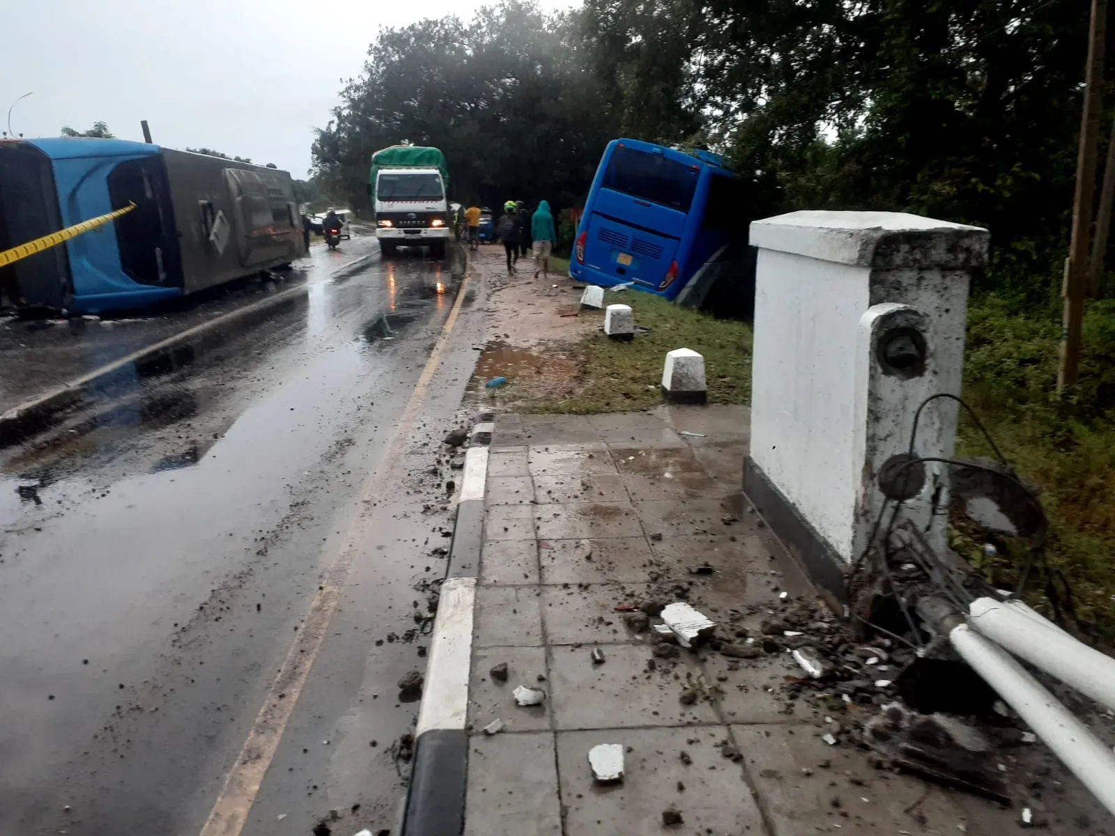 'ඒ' - 09 මාර්ගයේ සුඛෝපභෝගී බස් රථ අනතුරින් මිය ගිය අය අතර විශ්වවිද්යාල සිසුවියක් (ඡායාරූප) 2 B