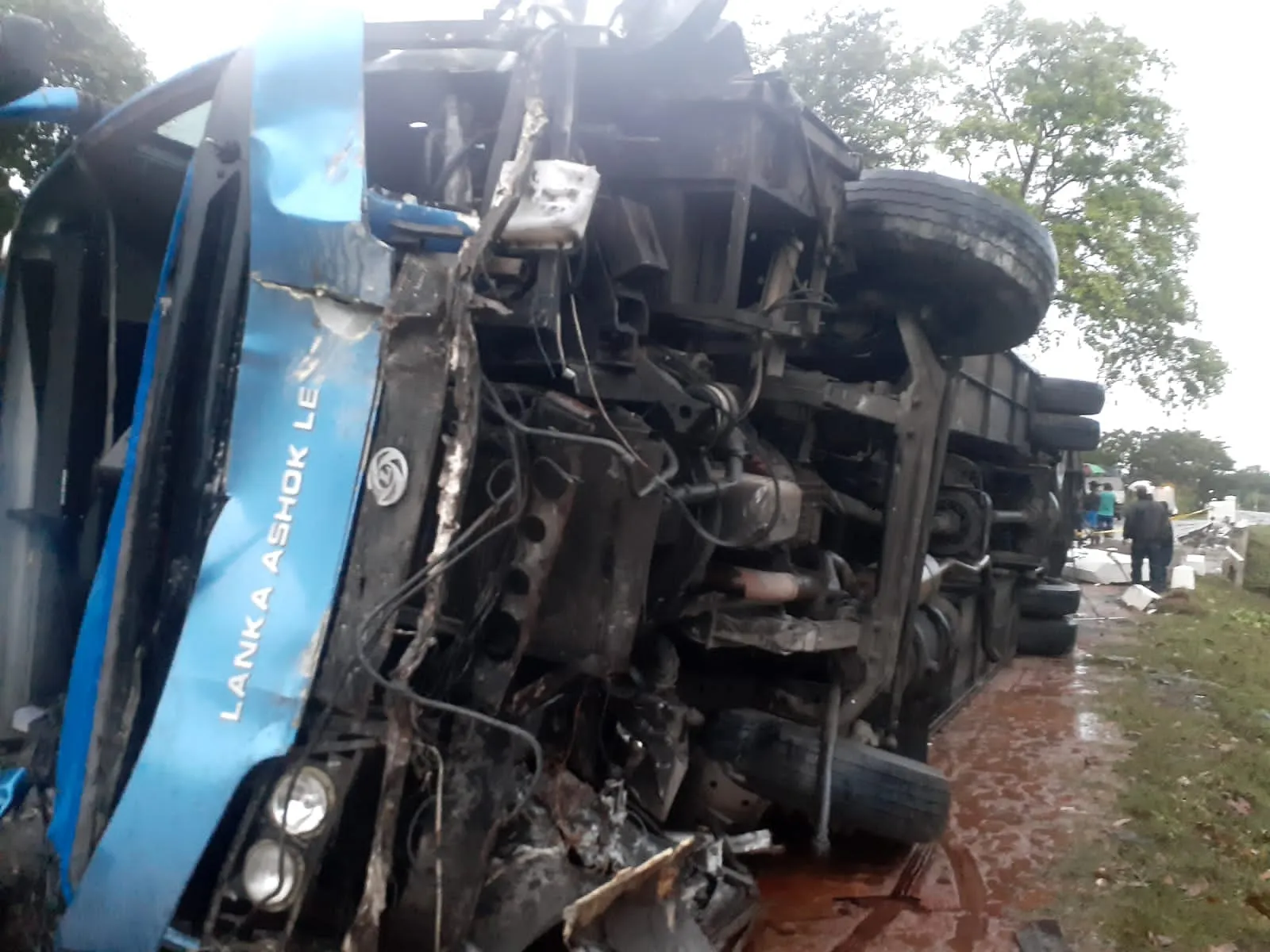 'ඒ' - 09 මාර්ගයේ සුඛෝපභෝගී බස් රථ අනතුරින් මිය ගිය අය අතර විශ්වවිද්යාල සිසුවියක් (ඡායාරූප) 3 D