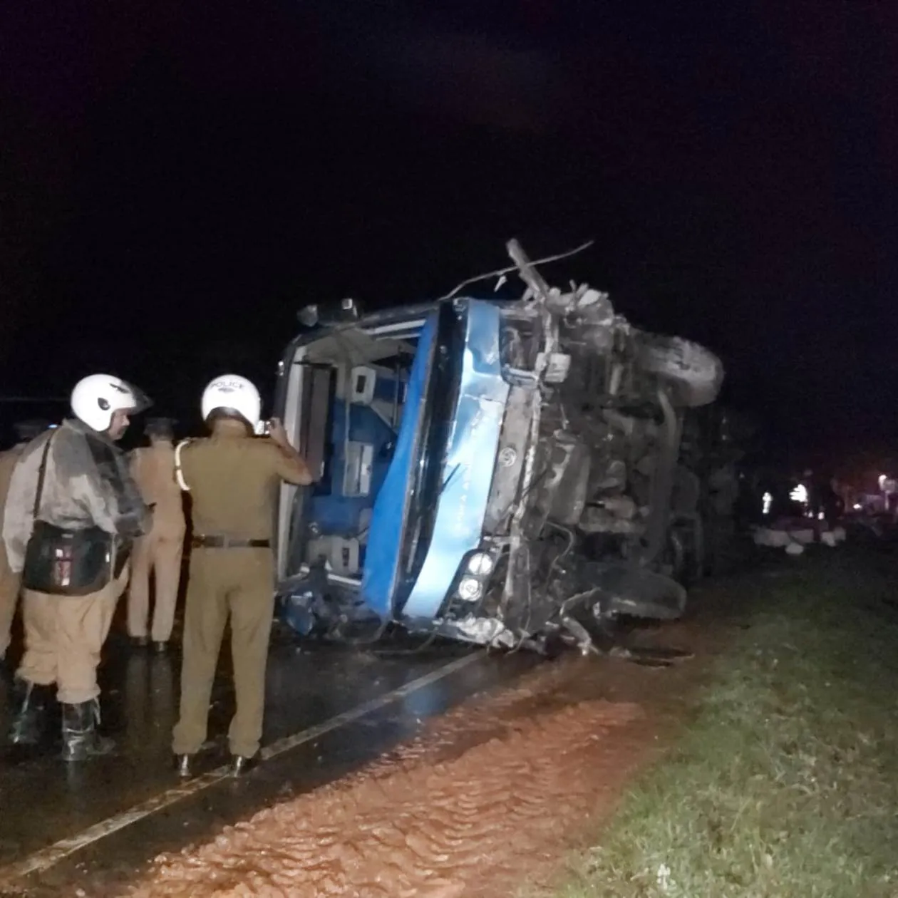 'ඒ' - 09 මාර්ගයේ සුඛෝපභෝගී බස් රථ අනතුරින් මිය ගිය අය අතර විශ්වවිද්යාල සිසුවියක් (ඡායාරූප) 1 E