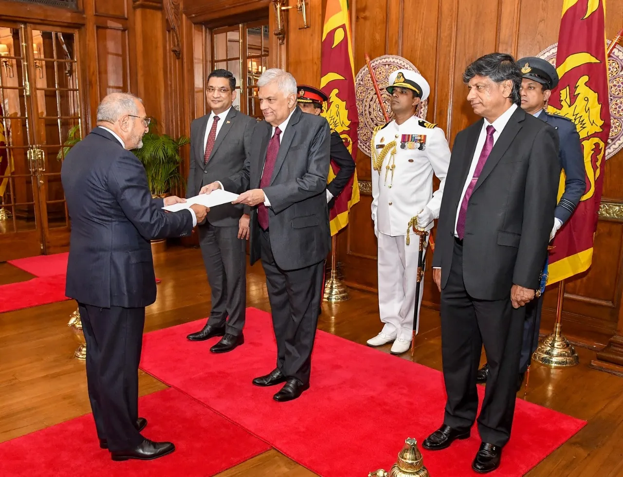 අලුතින් පත්ව ආ රාජ්යතාන්ත්රිකයින් අටදෙනෙක් ජනපතිට අක්ත පත්ර භාරදෙයි (ඡායාරූප) 1 WhatsApp Image 2022 11 11 at 1.36.47 PM