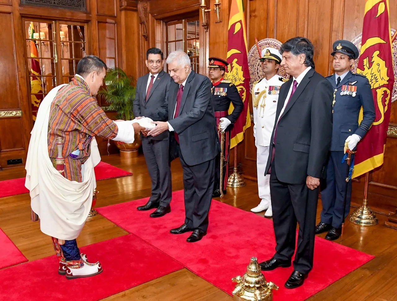 අලුතින් පත්ව ආ රාජ්යතාන්ත්රිකයින් අටදෙනෙක් ජනපතිට අක්ත පත්ර භාරදෙයි (ඡායාරූප) 3 WhatsApp Image 2022 11 11 at 1.36.49 PM