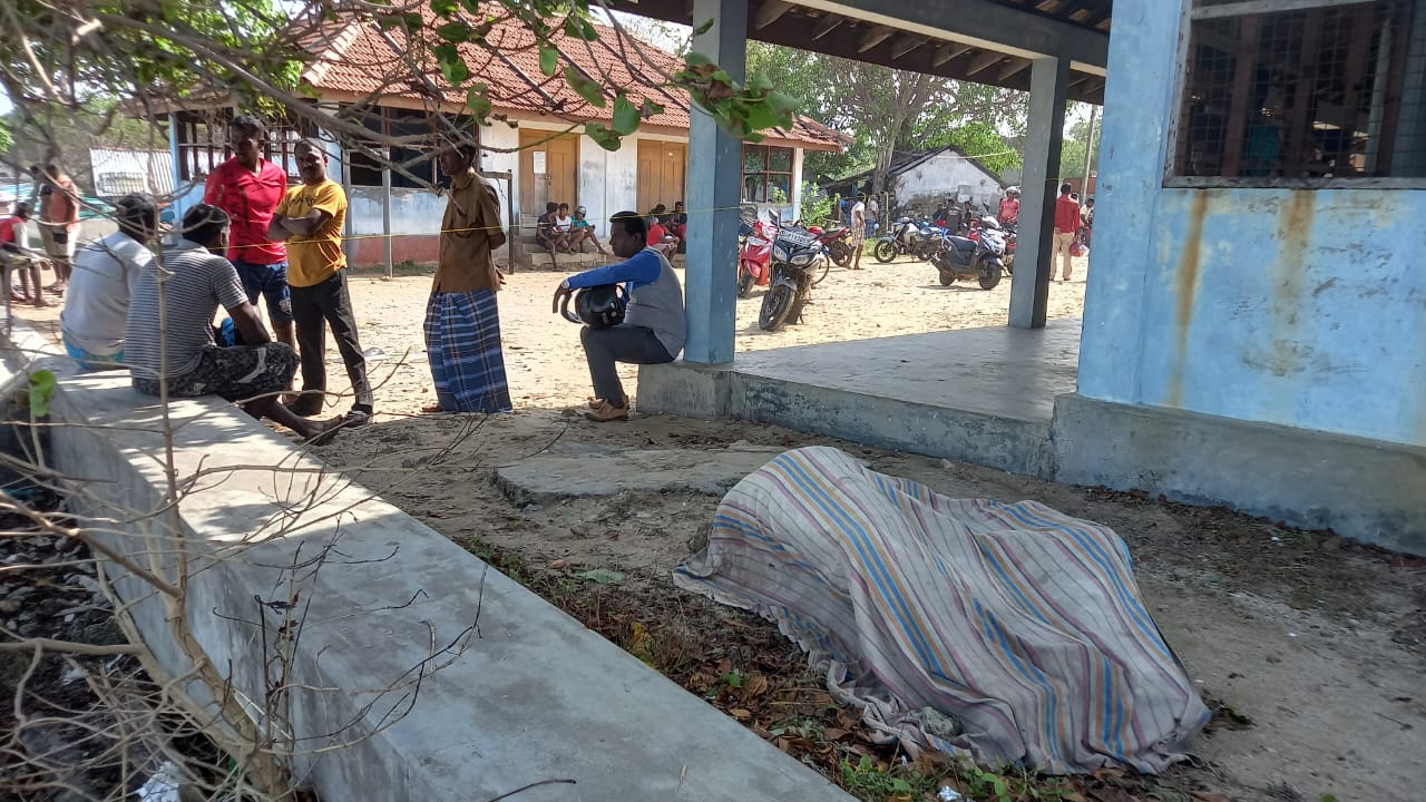 යාපනය වෙරළ තීරයේ මළ සිරුරු දෙකක් (ඡායාරූප) 2 02