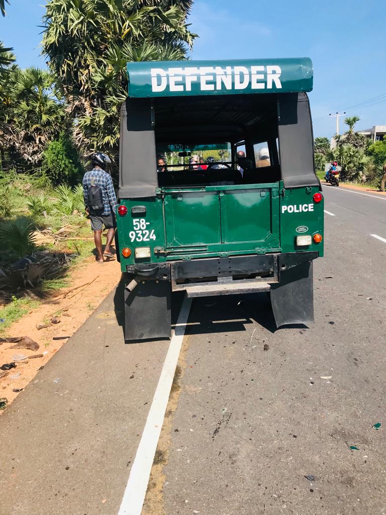 පොලිස් ඩිෆෙන්ඩර් රථයේ ගැටුණු තරුණයා ජීවිතක්ෂයට (ඡායාරූප) 9 03