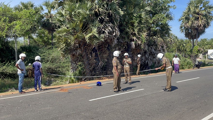 පොලිස් ඩිෆෙන්ඩර් රථයේ ගැටුණු තරුණයා ජීවිතක්ෂයට (ඡායාරූප) 6 04