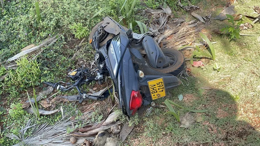 පොලිස් ඩිෆෙන්ඩර් රථයේ ගැටුණු තරුණයා ජීවිතක්ෂයට (ඡායාරූප) 5 06