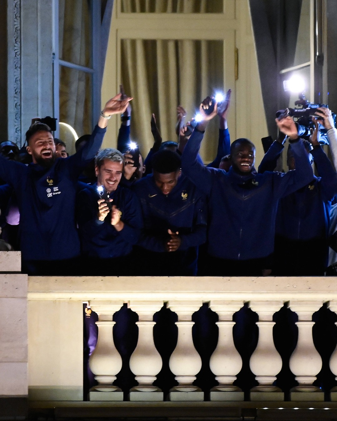 ලෝක පාපන්දු පිටියේ අනුශූරයෝ මව්බිමට (ඡායාරූප) 10 1 5