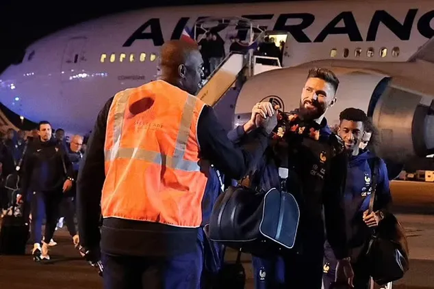 ලෝක පාපන්දු පිටියේ අනුශූරයෝ මව්බිමට (ඡායාරූප) 1 10