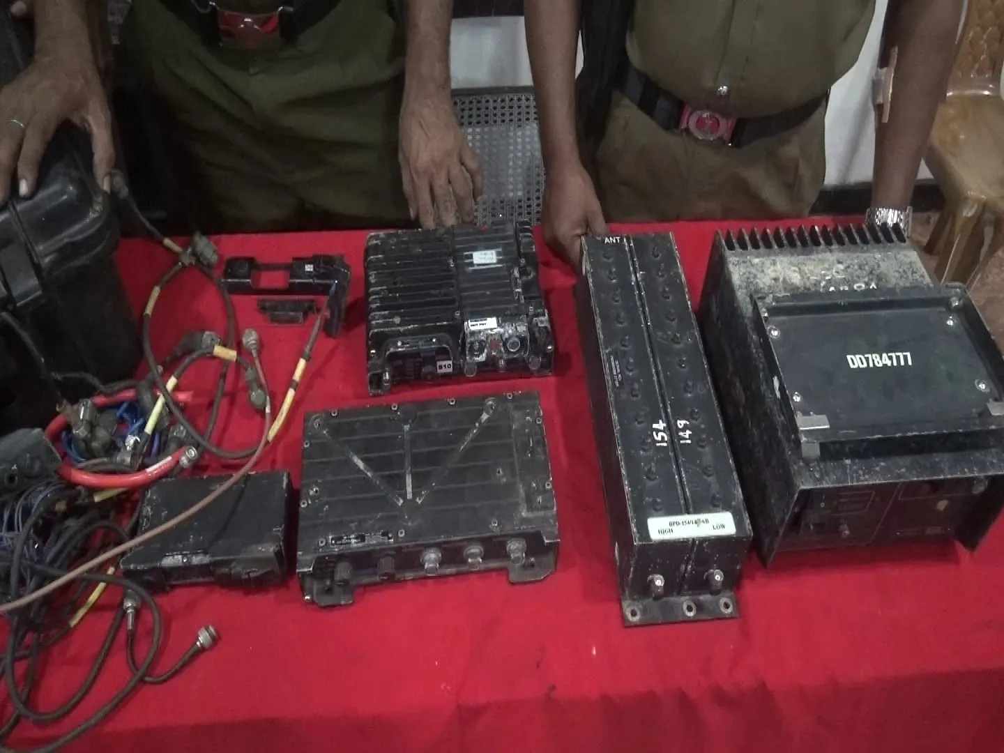 රිපිටර් වර්ගයේ අධි බලති සන්නිවේදන උපකරණ කට්ටලයක් කැලිකසල ගොඩකින් හමු වෙයි 3 11e8a3d0 f67d 4ea8 ac7d 4c9ecd2e8520