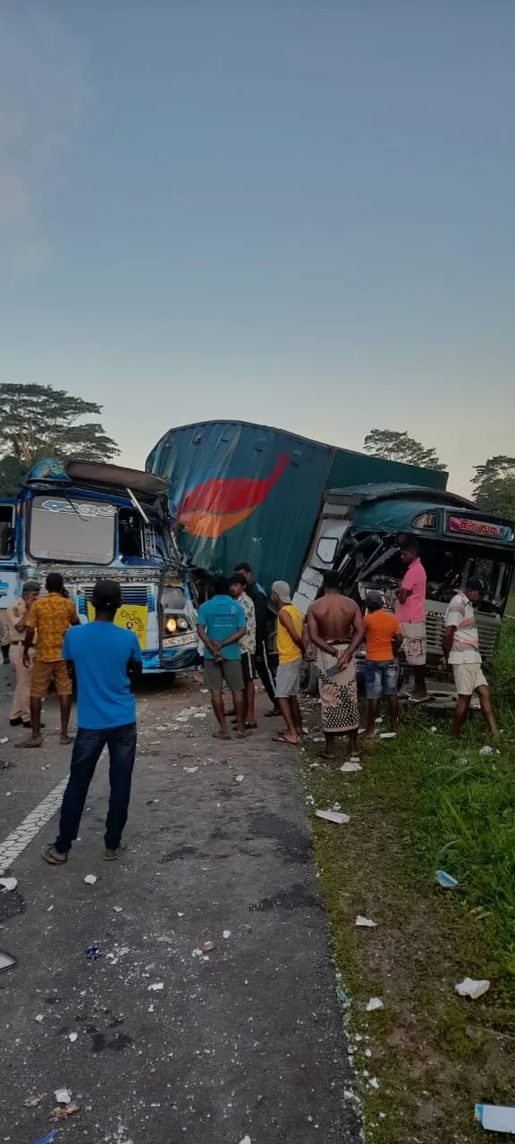 දක්ෂිණ අධිවේගයේ දරුණු අනතුරක් (ඡායාරූප/වීඩියෝ) 5 15ff665c 0456 4f28 9f64 80e777160c63