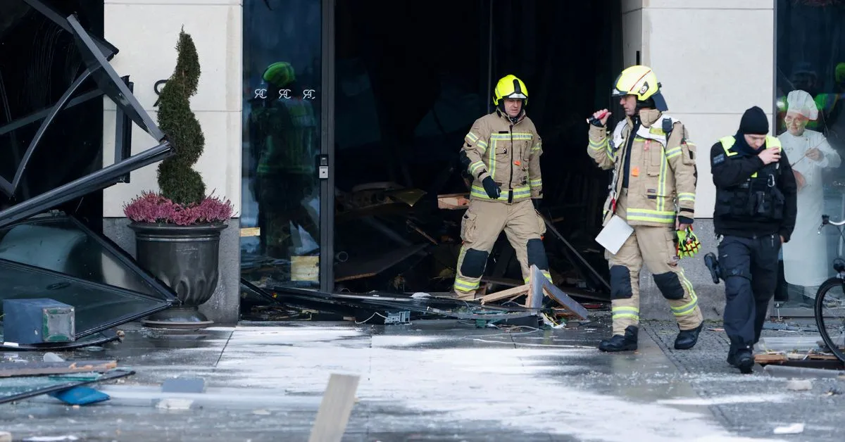 ලොව විශාලතම මත්ස්ය ටැංකිය පුපුරා යයි (ඡායාරූප) 1 254YVZ4QC5K4VNY4MQBUANQOKQ