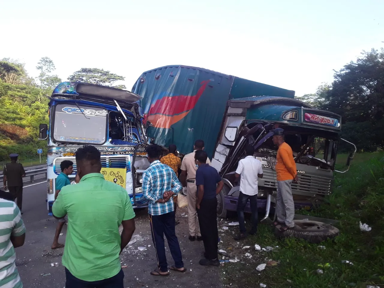 දක්ෂිණ අධිවේගයේ දරුණු අනතුරක් (ඡායාරූප/වීඩියෝ) 3 2eaf5d99 a321 440a b6d1 0b76e762b5d6