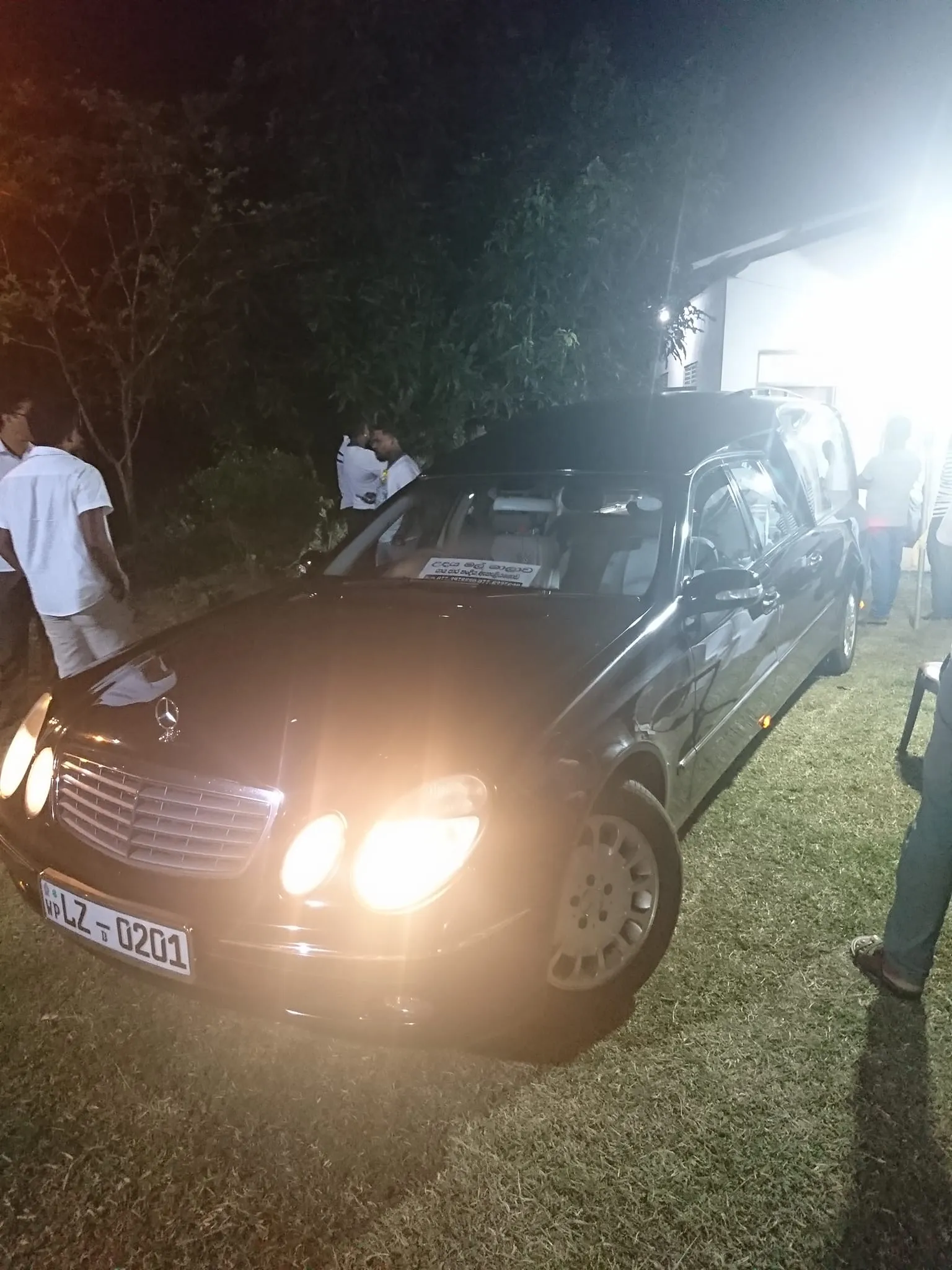 සන්ෆලවර් 'චලා'ගේ නිසල දේහය නිවසට (ඡායාරූප) 2 321075879 565363485018954 4347763567862152636 n