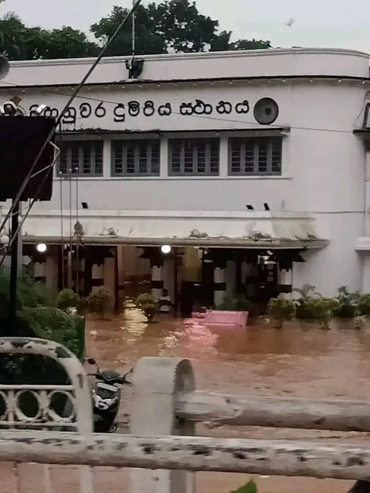 මහනුවර දුම්රිය ස්ථානය ජලයෙන් යටවෙයි (ඡායාරූප) 2 321746328 1350735795759054 7522063335908739076 n