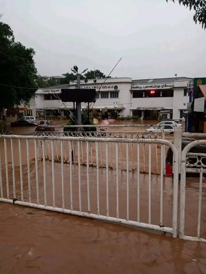 මහනුවර දුම්රිය ස්ථානය ජලයෙන් යටවෙයි (ඡායාරූප) 1 321945966 685235029729187 1755873996973186692 n