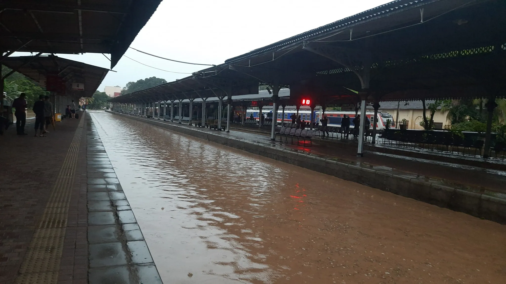 මහනුවර දුම්රිය ස්ථානය ජලයෙන් යටවෙයි (ඡායාරූප) 4 322048986 874562336906740 3088526702624626392 n