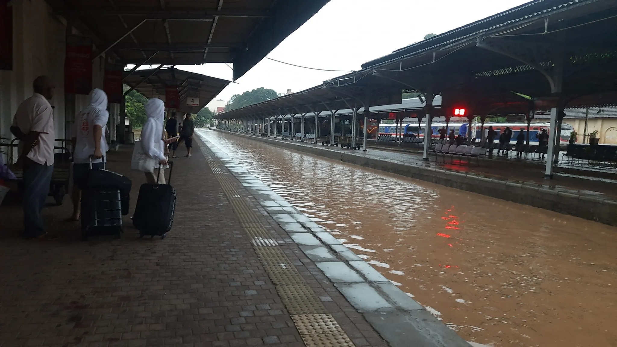 මහනුවර දුම්රිය ස්ථානය ජලයෙන් යටවෙයි (ඡායාරූප) 3 322050117 713819280116501 8096406174715868086 n