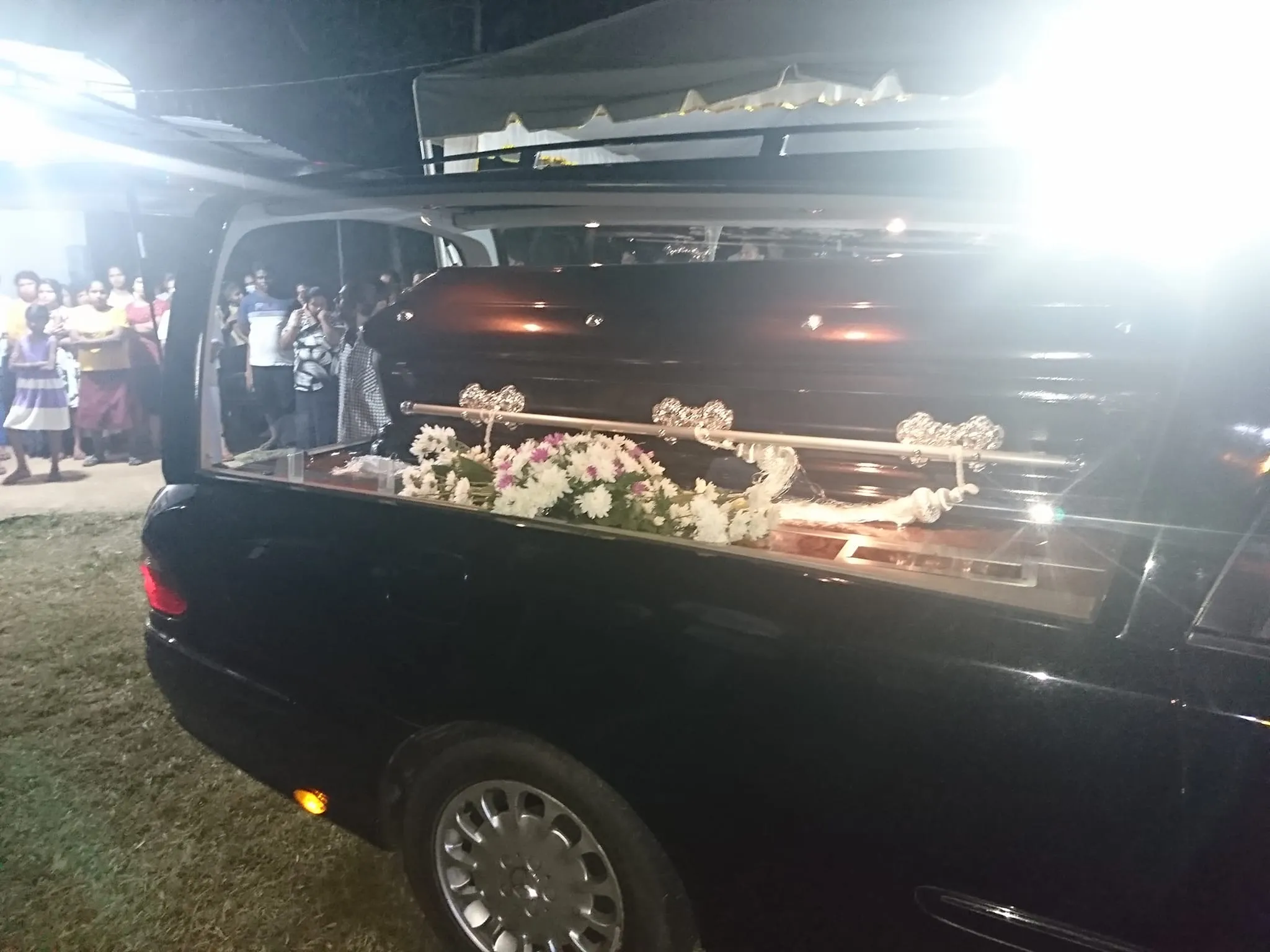 සන්ෆලවර් 'චලා'ගේ නිසල දේහය නිවසට (ඡායාරූප) 1 322336479 690288089265781 29521809541679019 n