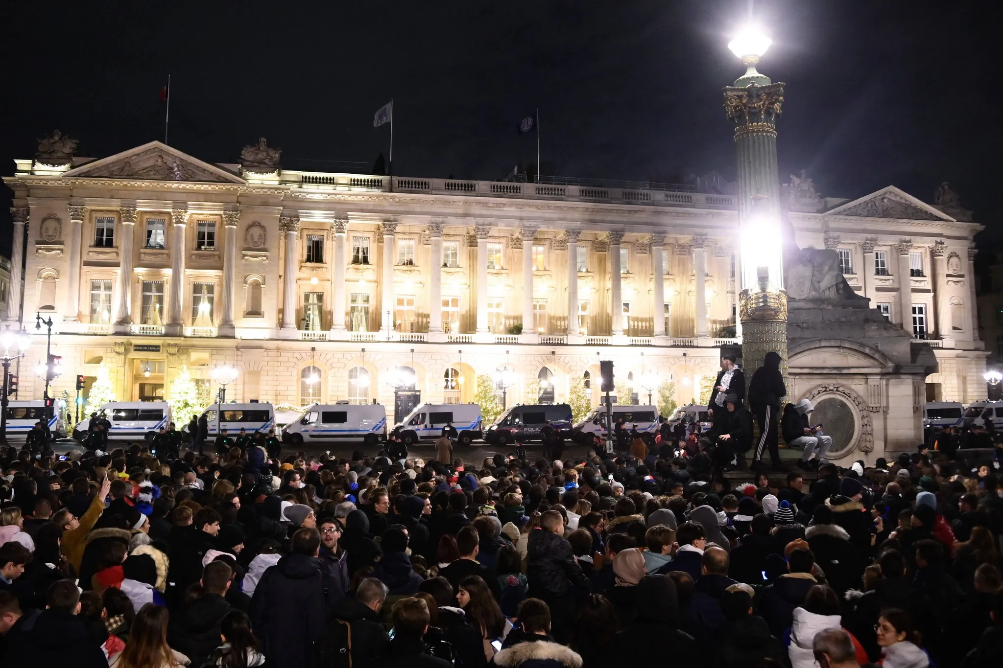 ලෝක පාපන්දු පිටියේ අනුශූරයෝ මව්බිමට (ඡායාරූප) 7 4 1