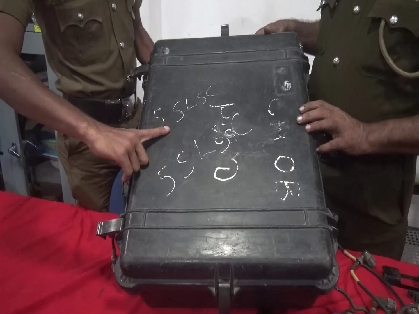 රිපිටර් වර්ගයේ අධි බලති සන්නිවේදන උපකරණ කට්ටලයක් කැලිකසල ගොඩකින් හමු වෙයි 1 4cb7e900 8832 4d70 8c23 139299f71f40