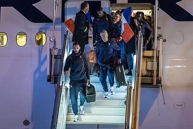 ලෝක පාපන්දු පිටියේ අනුශූරයෝ මව්බිමට (ඡායාරූප) 3 8