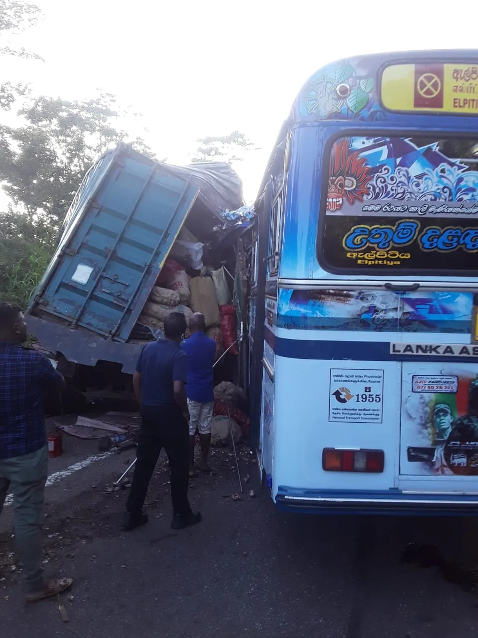 දක්ෂිණ අධිවේගයේ දරුණු අනතුරක් (ඡායාරූප/වීඩියෝ) 1 82288bd4 98da 4490 92af f6863902ba1d