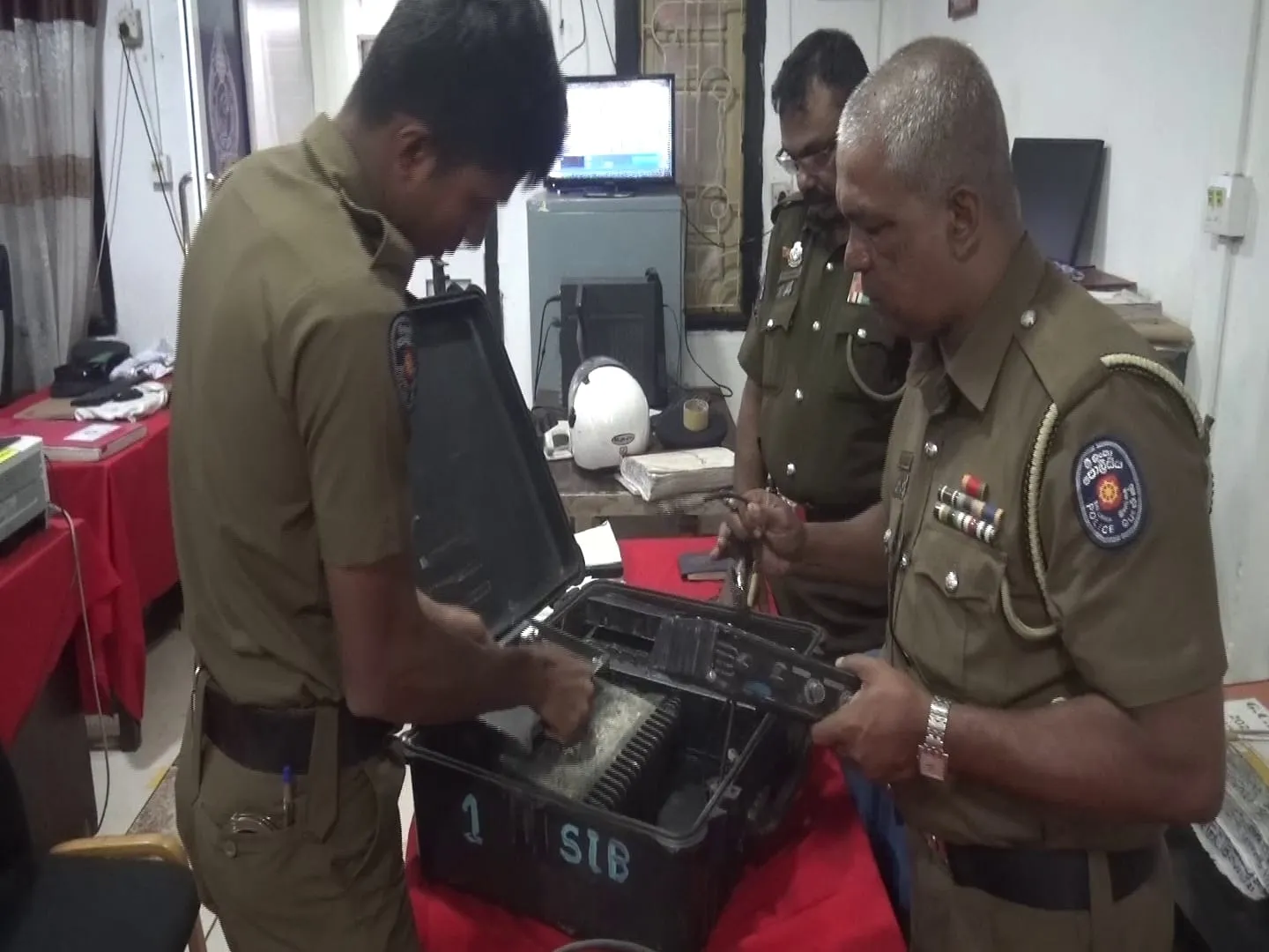 රිපිටර් වර්ගයේ අධි බලති සන්නිවේදන උපකරණ කට්ටලයක් කැලිකසල ගොඩකින් හමු වෙයි 2 9bf2d031 d446 430b 830e f0931aef8088