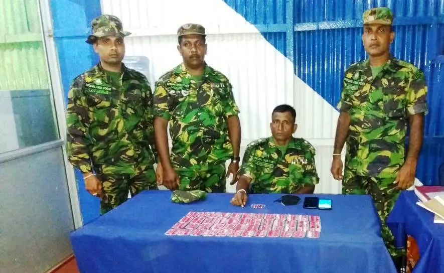 අම්බලන්තොට තරුණ තරුණියන් මත් කරන්න කරල් තබාගෙන සිටි අයෙක් අත්අඩංගුවට (ඡායාරූප) 2 Ambalantota STF Mathkaral 1