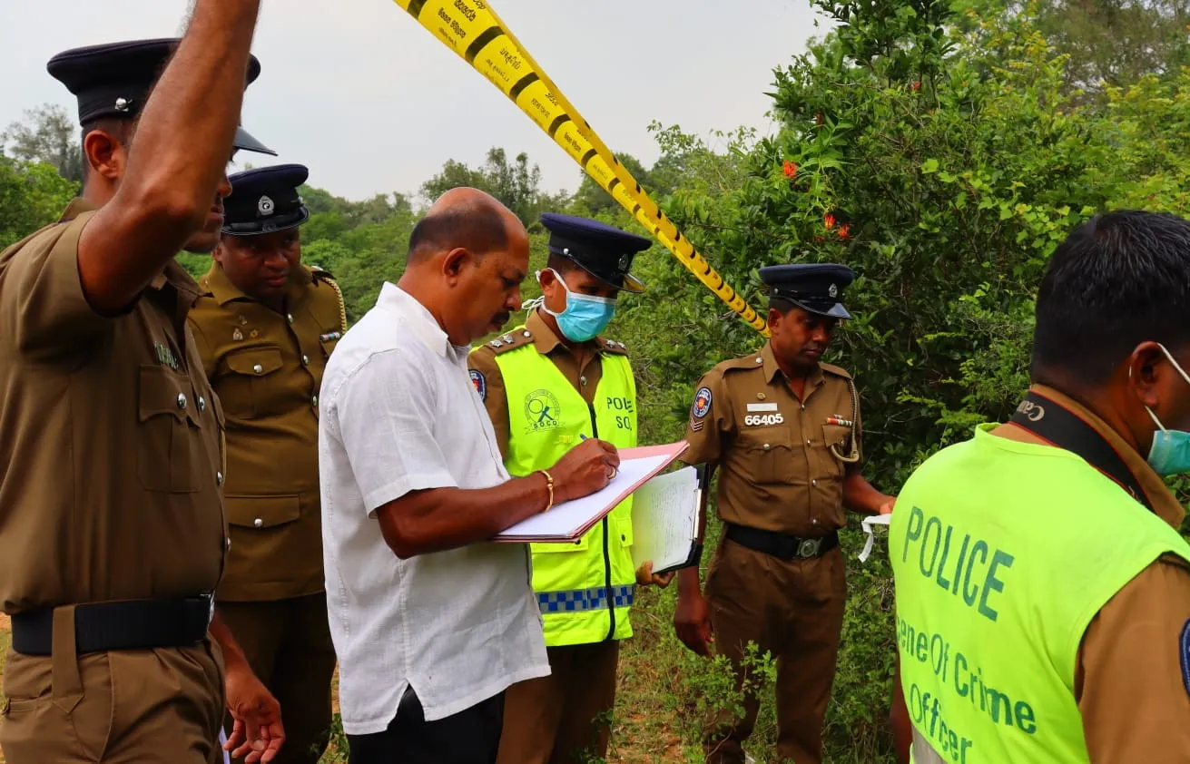 කැලයක වළදමා තිබූ බිළිඳු මළ සිරුරක කොටස් ගොඩගැනේ (ඡායාරූප) 3 Mulathive 02