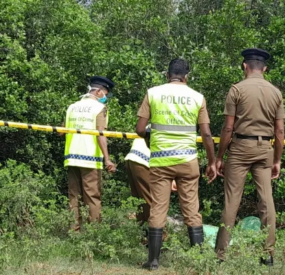 කැලයක වළදමා තිබූ බිළිඳු මළ සිරුරක කොටස් ගොඩගැනේ (ඡායාරූප) 4 Mulathive 03