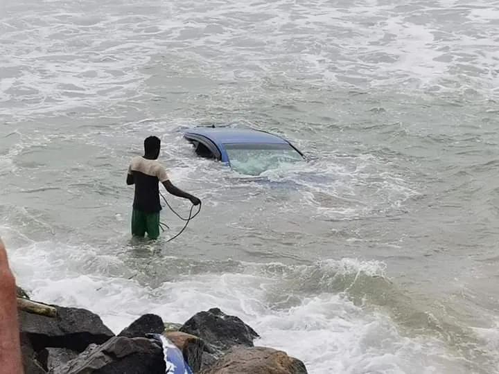 කථිකාචාර්යවරයෙක් පැදවූ මොටෝ රියක් මහ මුහුදේ (ඡායාරූප) 5 WhatsApp Image 2022 12 18 at 1.58.58 PM