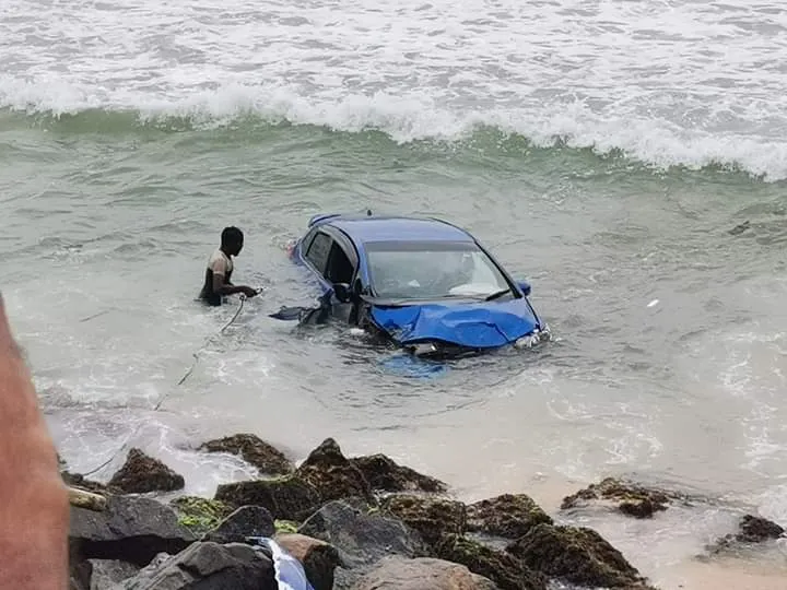 කථිකාචාර්යවරයෙක් පැදවූ මොටෝ රියක් මහ මුහුදේ (ඡායාරූප) 3 WhatsApp Image 2022 12 18 at 1.59.00 PM 1