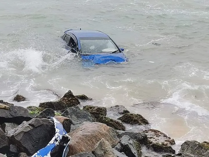 කථිකාචාර්යවරයෙක් පැදවූ මොටෝ රියක් මහ මුහුදේ (ඡායාරූප) 4 WhatsApp Image 2022 12 18 at 1.59.00 PM