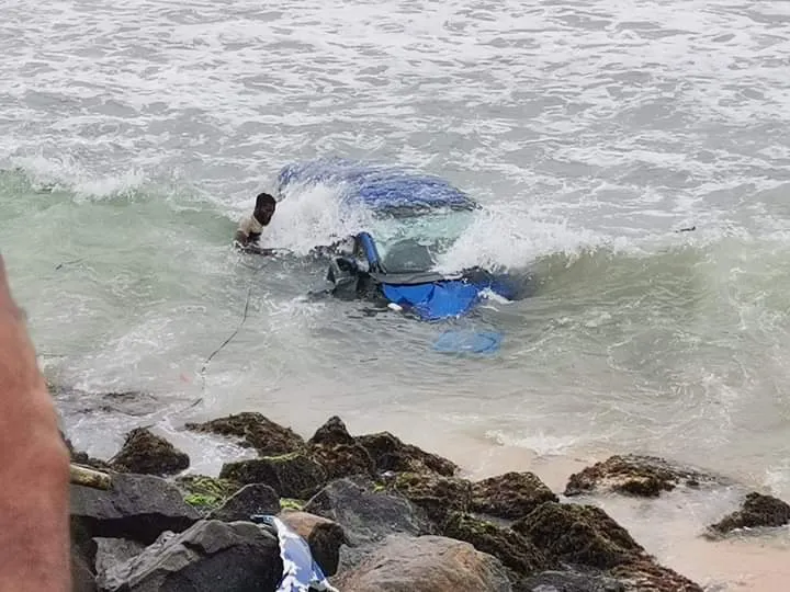 කථිකාචාර්යවරයෙක් පැදවූ මොටෝ රියක් මහ මුහුදේ (ඡායාරූප) 2 WhatsApp Image 2022 12 18 at 1.59.01 PM