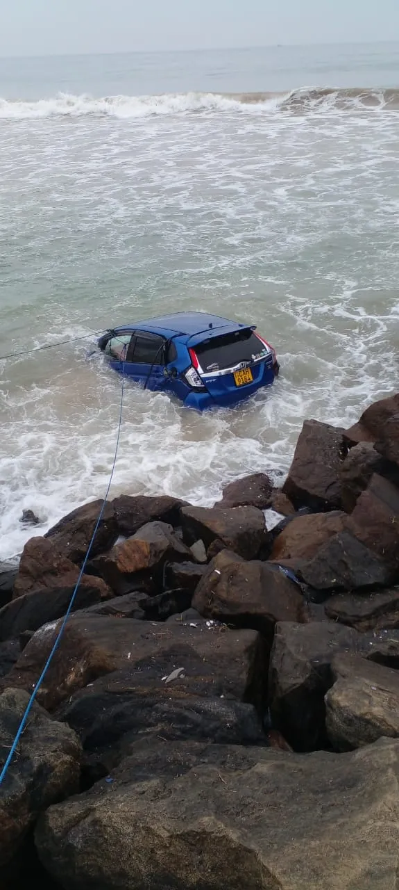 කථිකාචාර්යවරයෙක් පැදවූ මොටෝ රියක් මහ මුහුදේ (ඡායාරූප) 1 WhatsApp Image 2022 12 18 at 1.59.02 PM