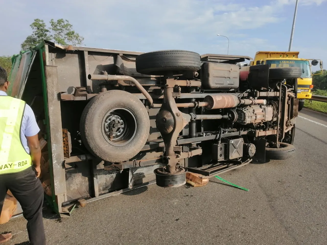 අධිවේගයේ එළවලු තෙල් විසිරුණු ලොරි රථ අනතුර (ඡායාරූප) 8 WhatsApp Image 2022 12 26 at 1.51.25 PM