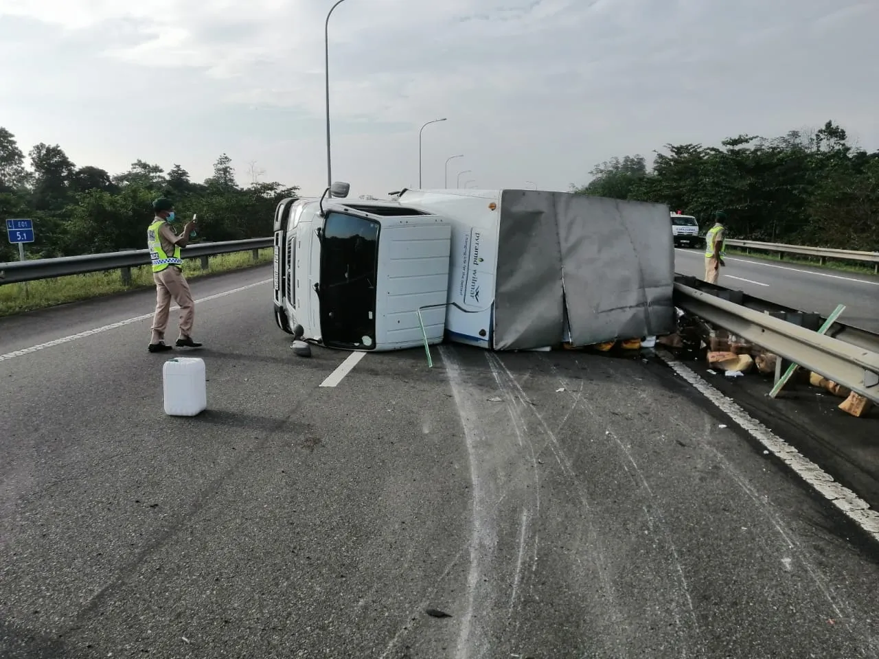 අධිවේගයේ එළවලු තෙල් විසිරුණු ලොරි රථ අනතුර (ඡායාරූප) 7 WhatsApp Image 2022 12 26 at 1.51.27 PM