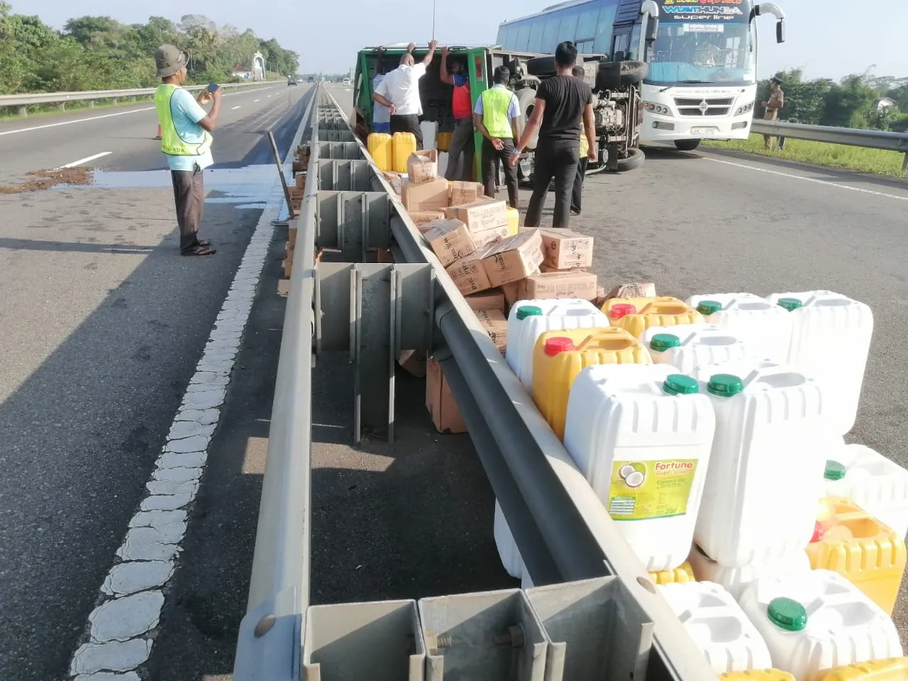 අධිවේගයේ එළවලු තෙල් විසිරුණු ලොරි රථ අනතුර (ඡායාරූප) 6 WhatsApp Image 2022 12 26 at 1.51.28 PM