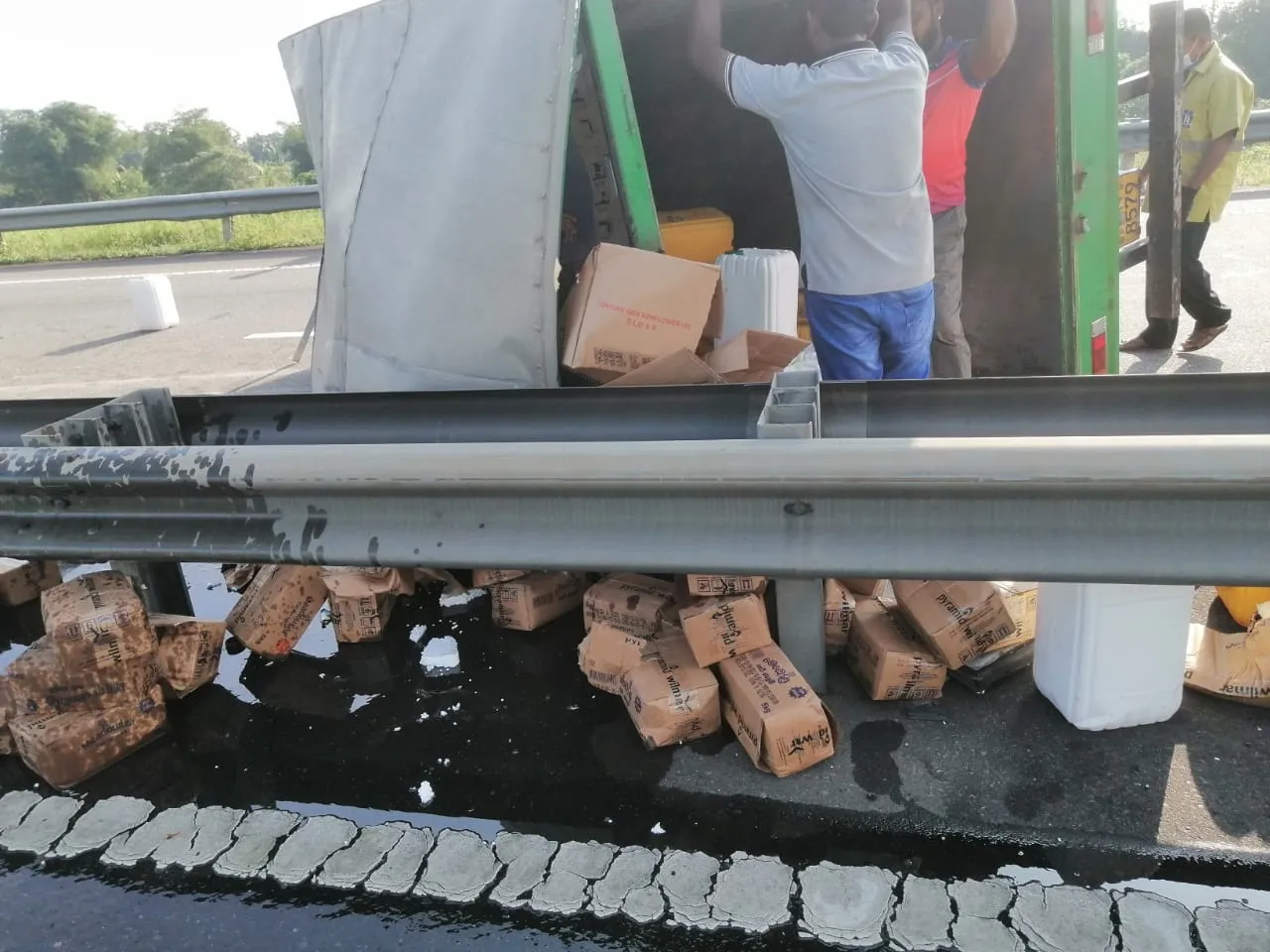 අධිවේගයේ එළවලු තෙල් විසිරුණු ලොරි රථ අනතුර (ඡායාරූප) 5 WhatsApp Image 2022 12 26 at 1.51.29 PM