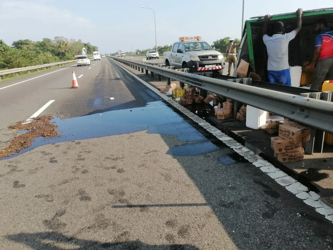 අධිවේගයේ එළවලු තෙල් විසිරුණු ලොරි රථ අනතුර (ඡායාරූප) 4 WhatsApp Image 2022 12 26 at 1.51.31 PM