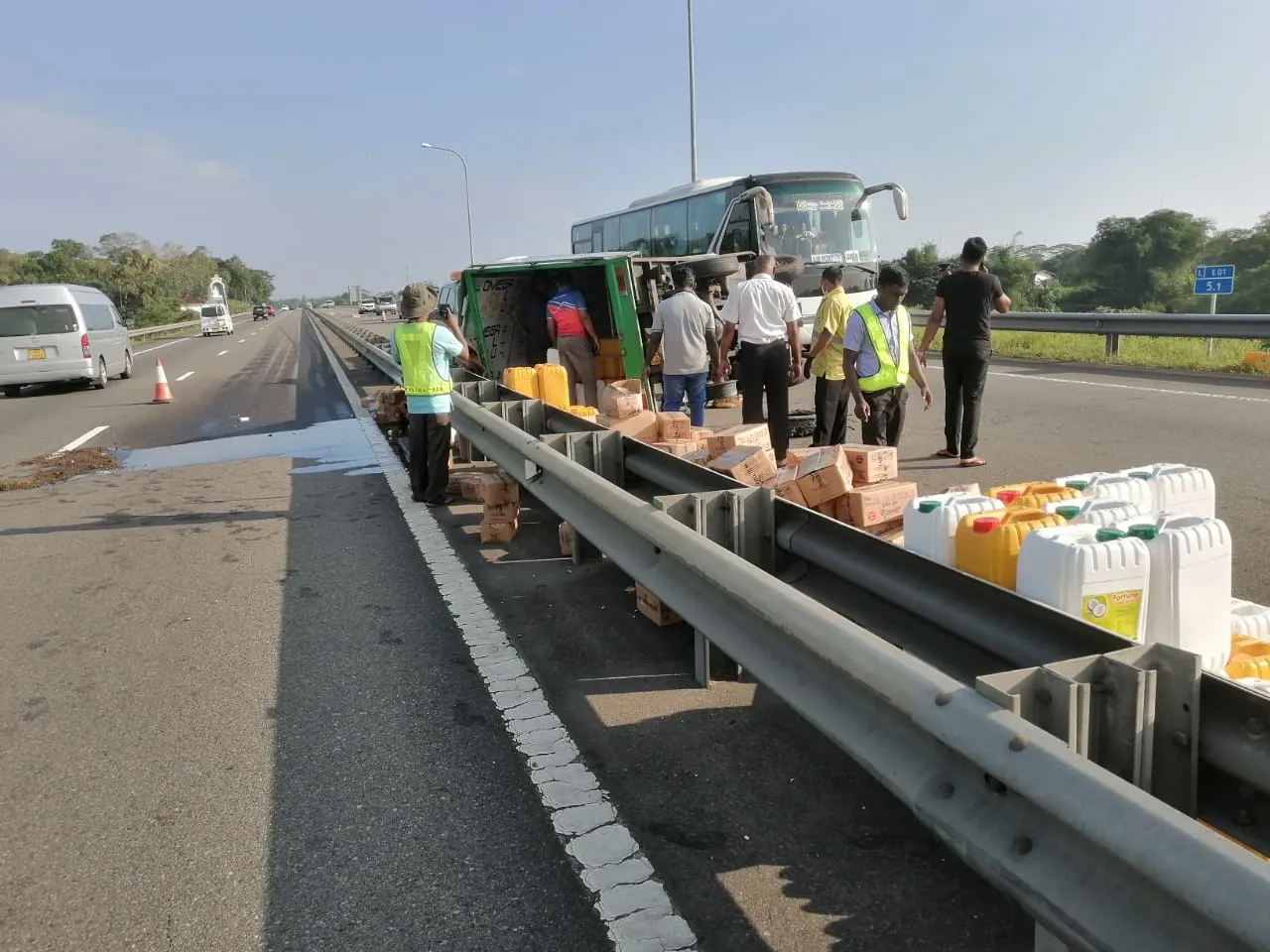 අධිවේගයේ එළවලු තෙල් විසිරුණු ලොරි රථ අනතුර (ඡායාරූප) 3 WhatsApp Image 2022 12 26 at 1.51.32 PM